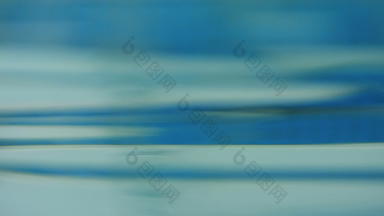 摘要水背景蓝色的水波特写镜头光滑的水表面